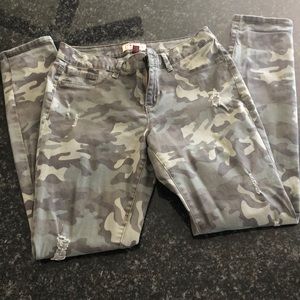 Distressed skinny jegging never worn